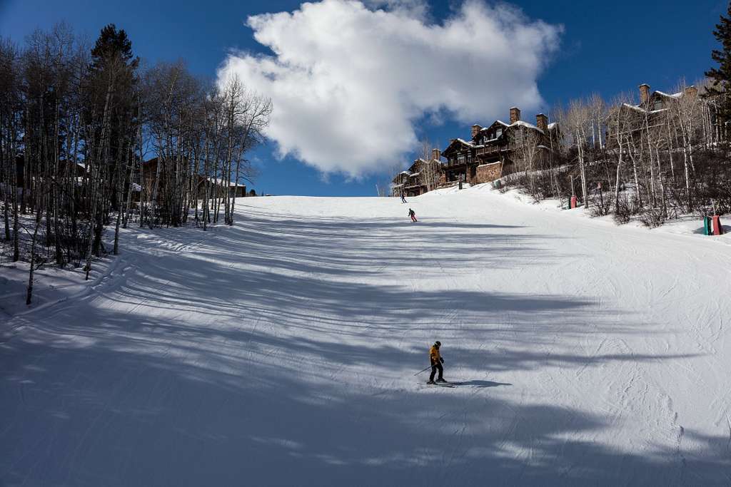 skiers-at-the-beaver-creek-resort-in-avon-colorado-west-of-vail-1da202